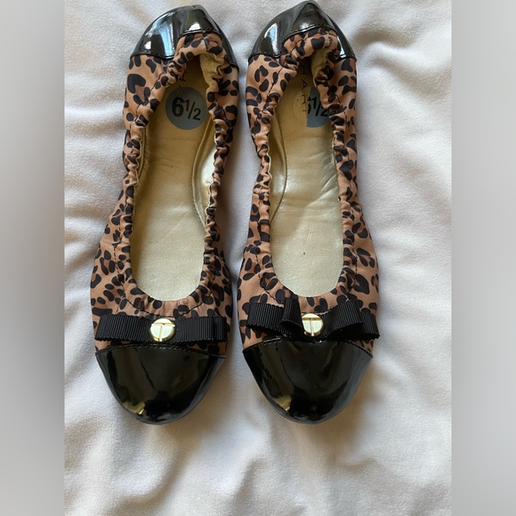 Tahari Gibson Ballet Flats with Leopard Print size 6.5 - Picture 1 of 4
